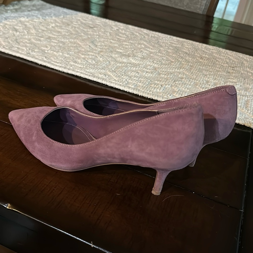 White House black market lavender suede pumps, size 8